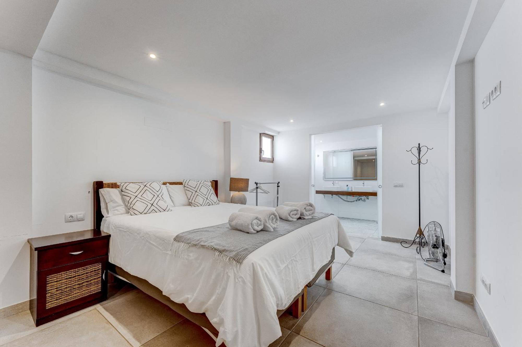 Fabulous Contemporary 5 Bedroom Villa With Private Heated Pool, Sleeps Max 13 칼라오살바헤 외부 사진