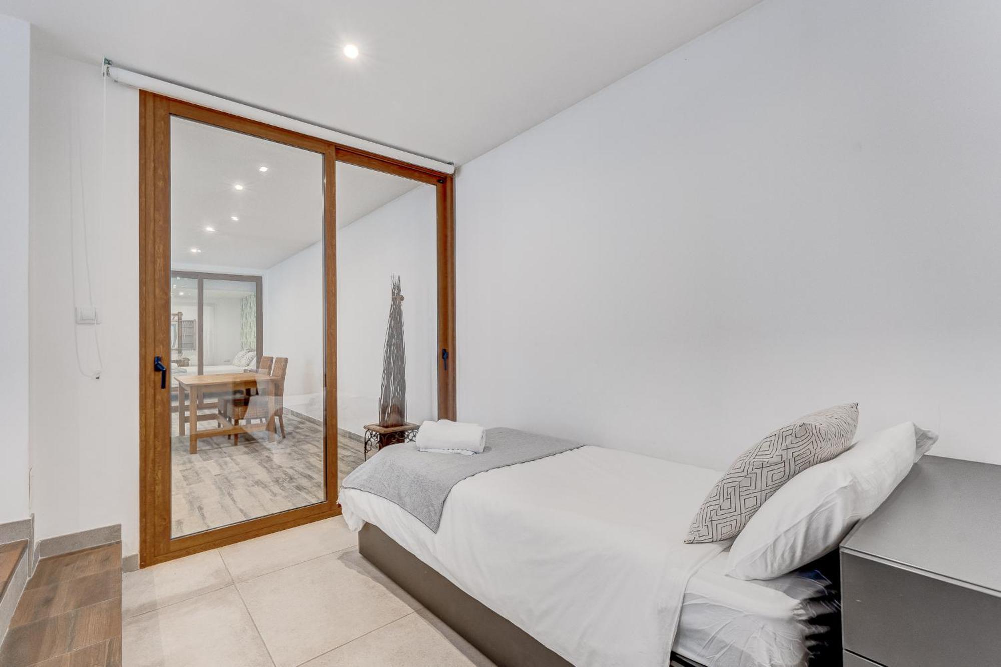 Fabulous Contemporary 5 Bedroom Villa With Private Heated Pool, Sleeps Max 13 칼라오살바헤 외부 사진