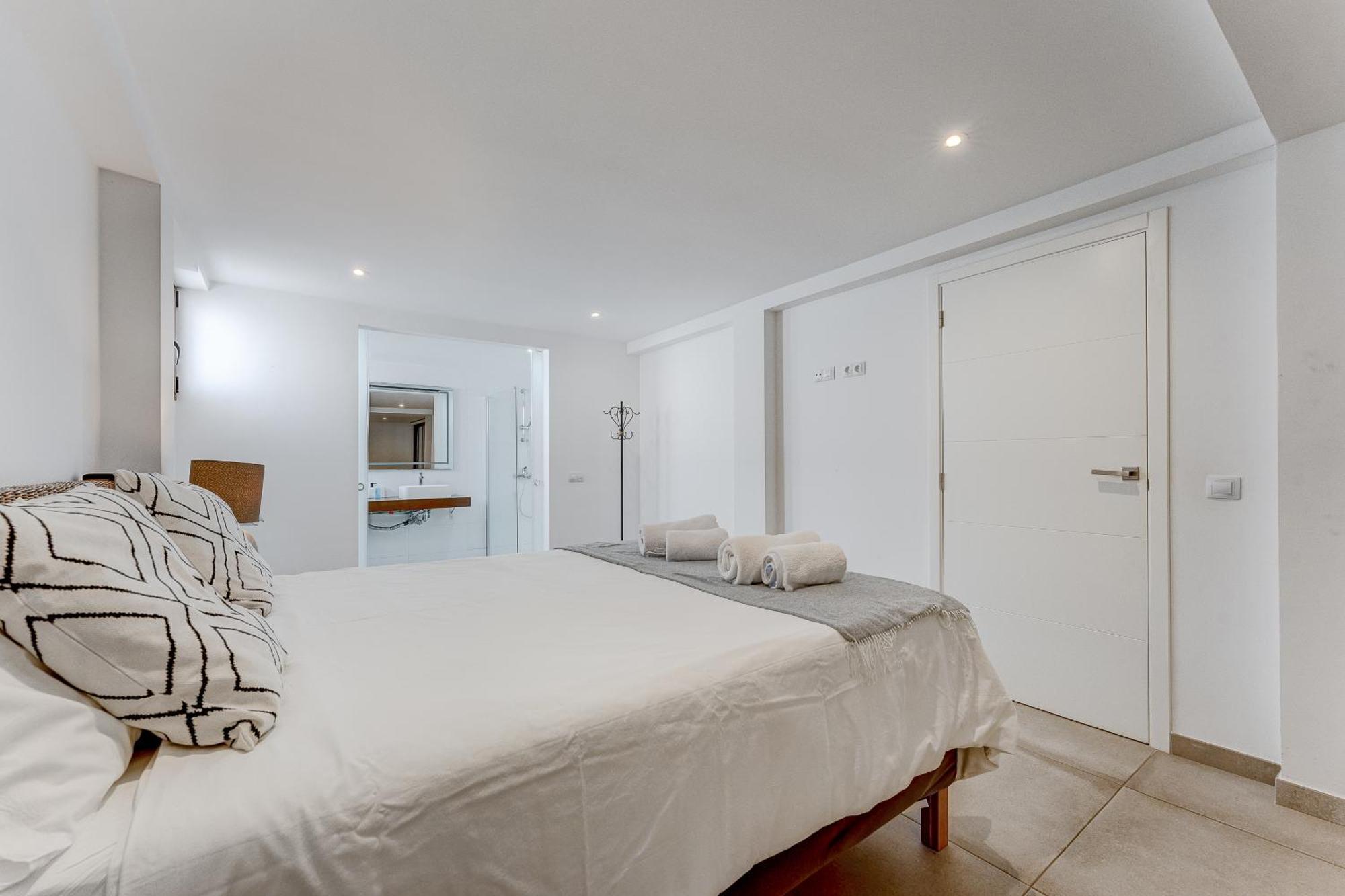Fabulous Contemporary 5 Bedroom Villa With Private Heated Pool, Sleeps Max 13 칼라오살바헤 외부 사진
