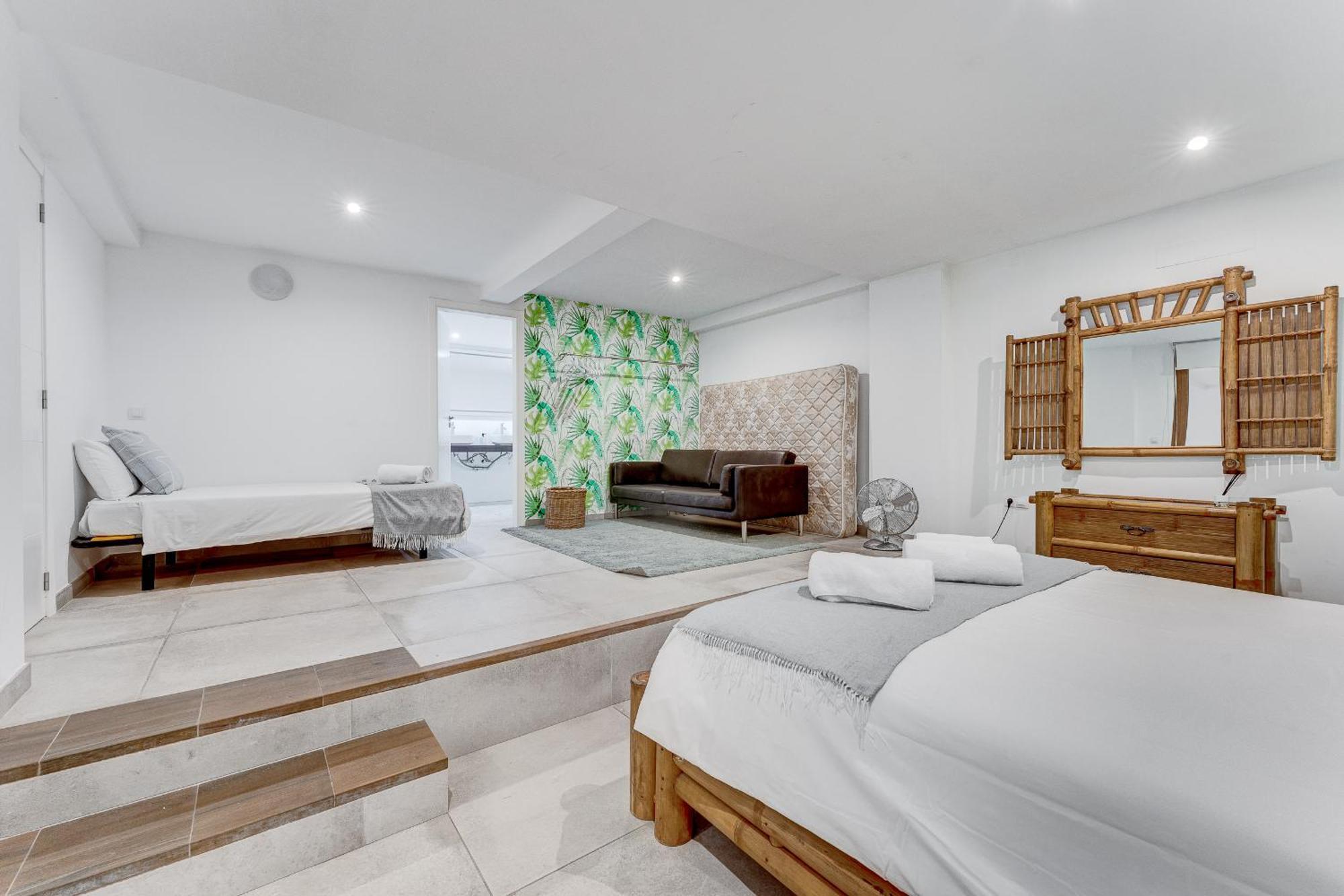 Fabulous Contemporary 5 Bedroom Villa With Private Heated Pool, Sleeps Max 13 칼라오살바헤 외부 사진