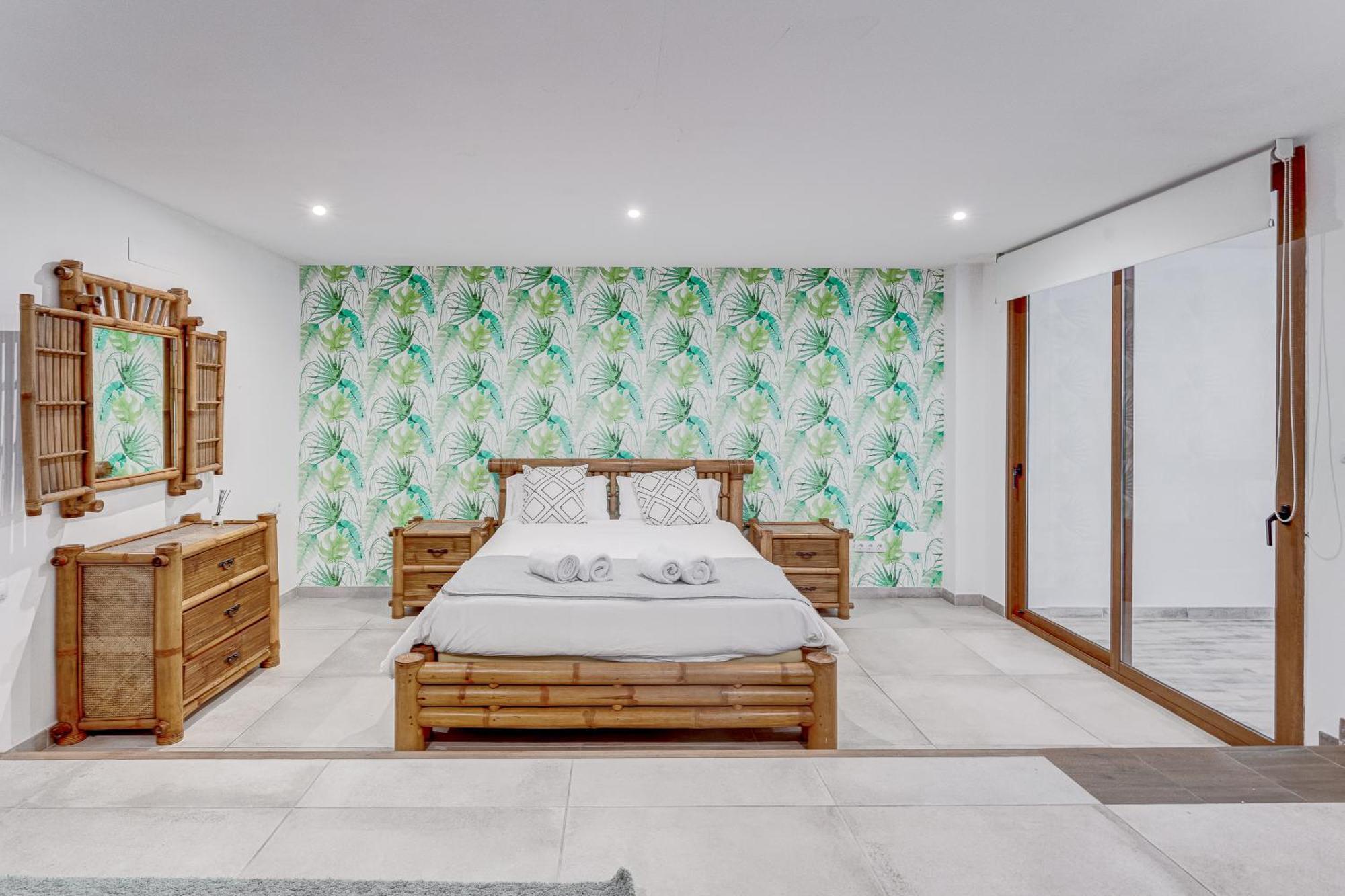 Fabulous Contemporary 5 Bedroom Villa With Private Heated Pool, Sleeps Max 13 칼라오살바헤 외부 사진