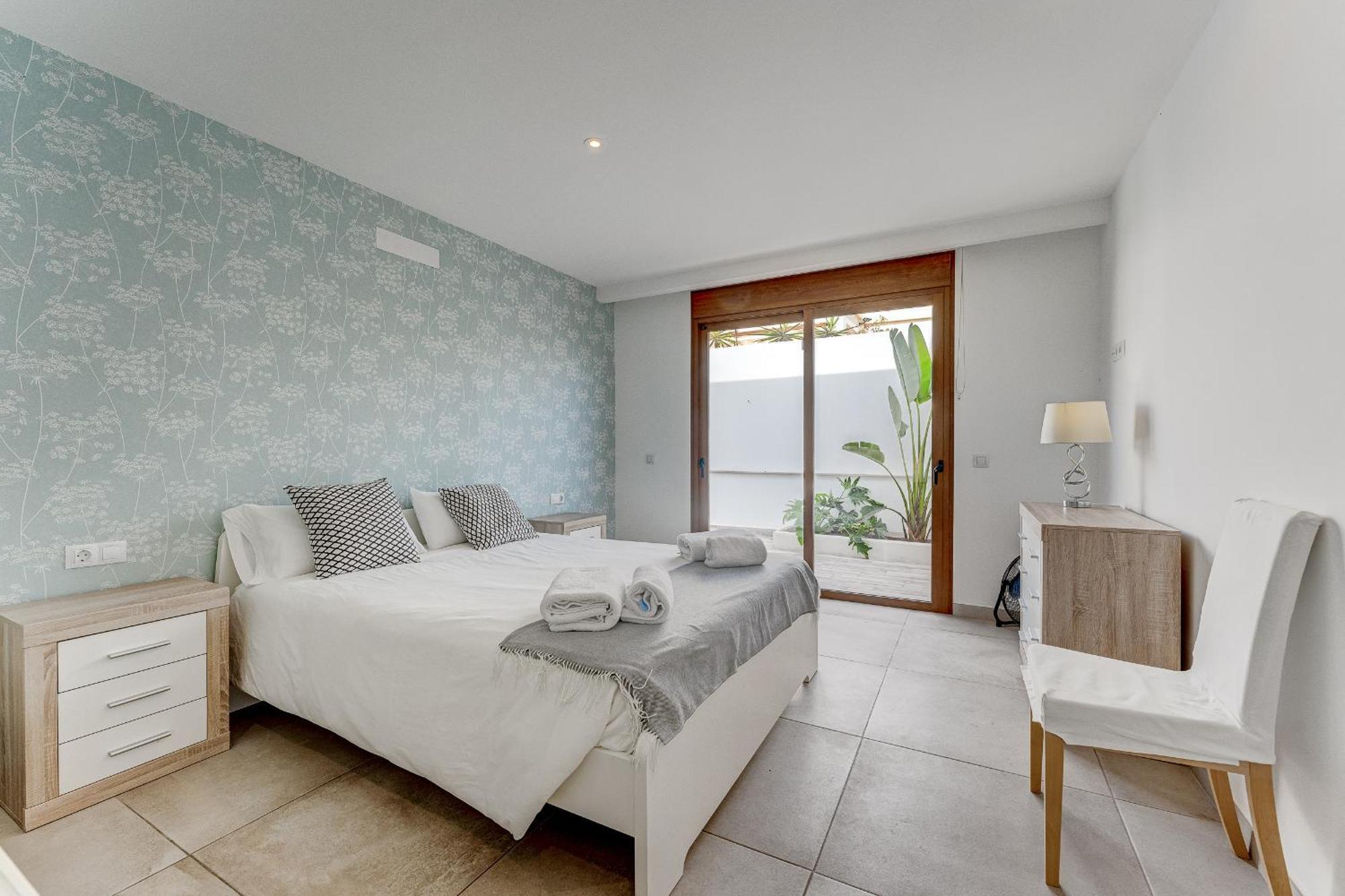 Fabulous Contemporary 5 Bedroom Villa With Private Heated Pool, Sleeps Max 13 칼라오살바헤 외부 사진
