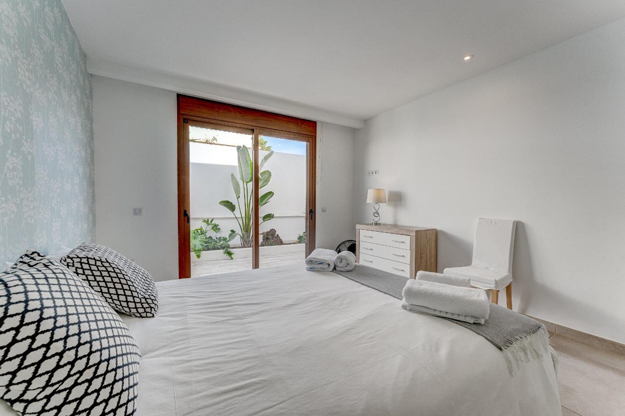Fabulous Contemporary 5 Bedroom Villa With Private Heated Pool, Sleeps Max 13 칼라오살바헤 외부 사진