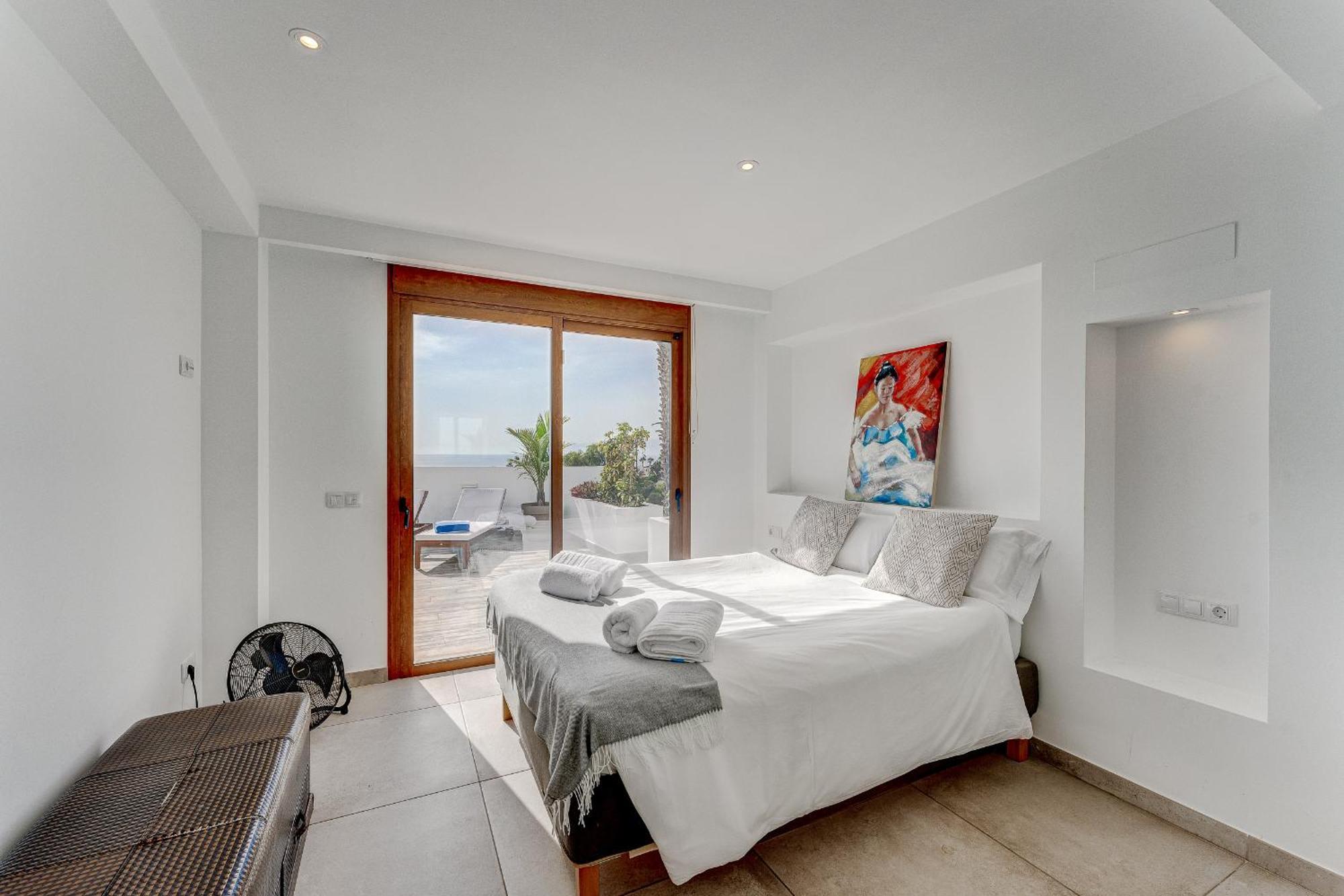 Fabulous Contemporary 5 Bedroom Villa With Private Heated Pool, Sleeps Max 13 칼라오살바헤 외부 사진