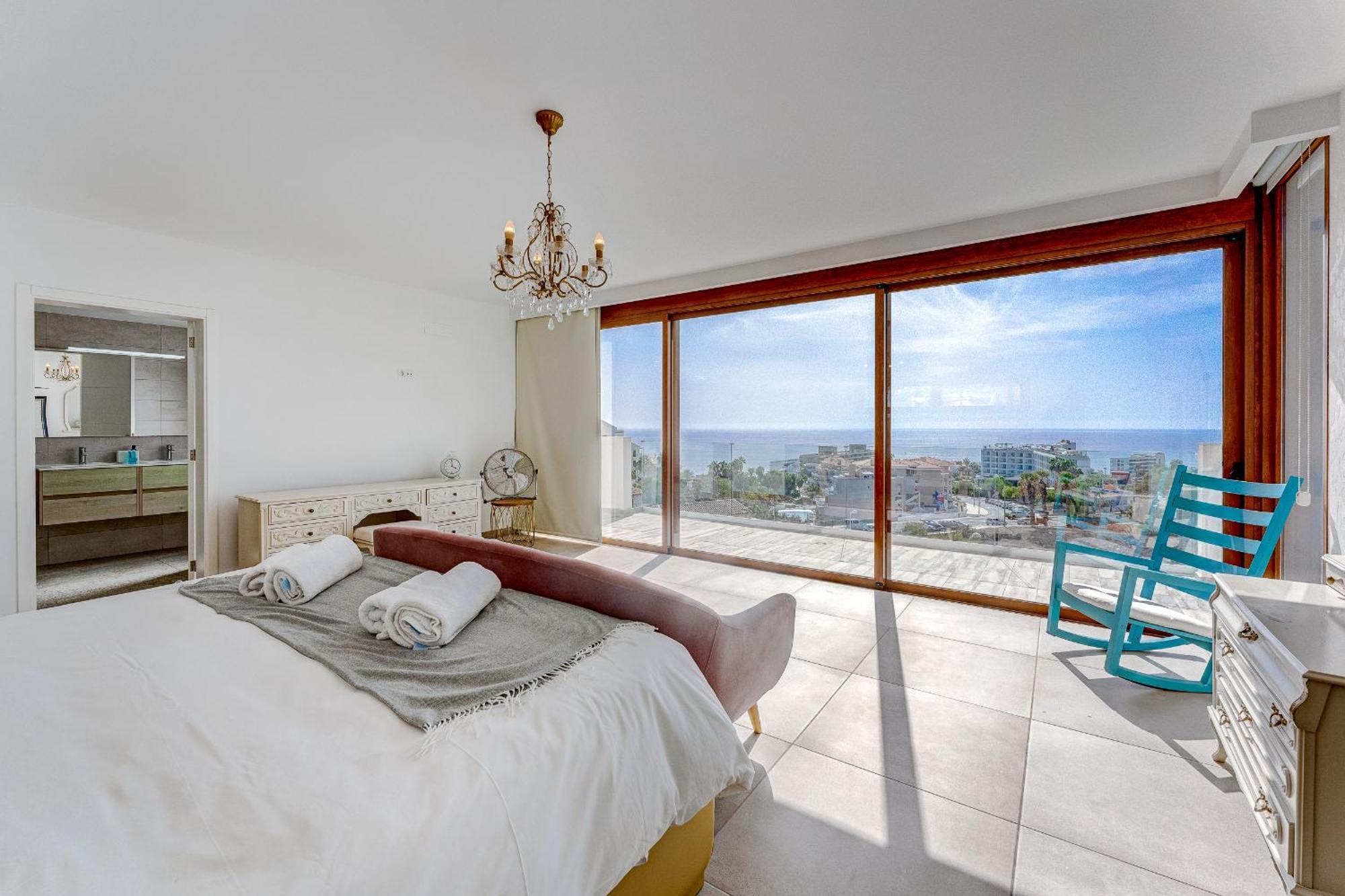Fabulous Contemporary 5 Bedroom Villa With Private Heated Pool, Sleeps Max 13 칼라오살바헤 외부 사진