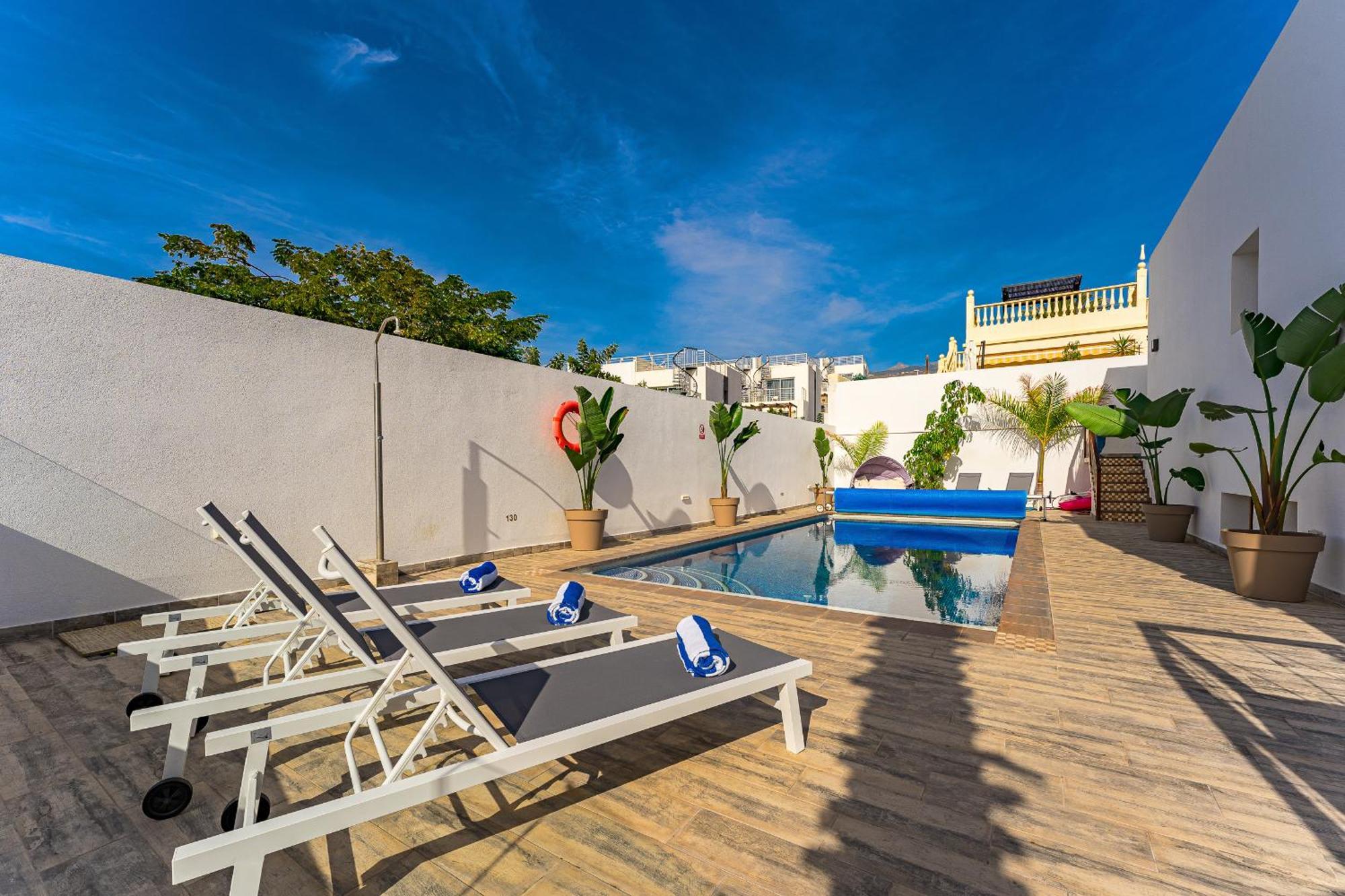 Fabulous Contemporary 5 Bedroom Villa With Private Heated Pool, Sleeps Max 13 칼라오살바헤 외부 사진